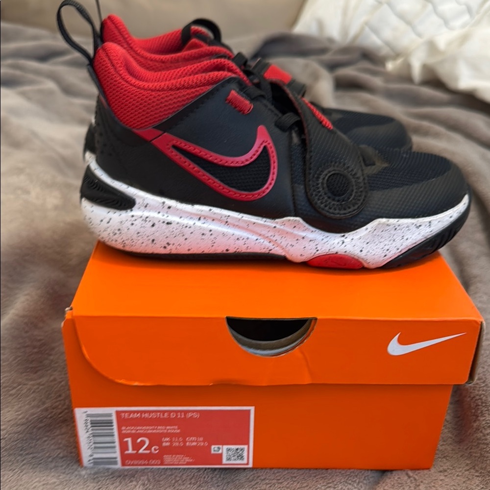 Nike Team Hustle D11 basketball shoes - Size 12c
